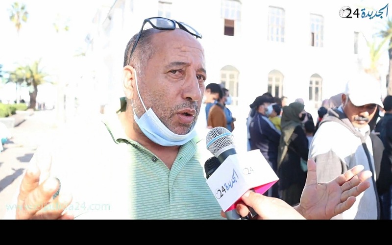 شاهد.. غاضبون بمدينة الجديدة يحتجون ضد ''إجبارية جواز التلقيح ''