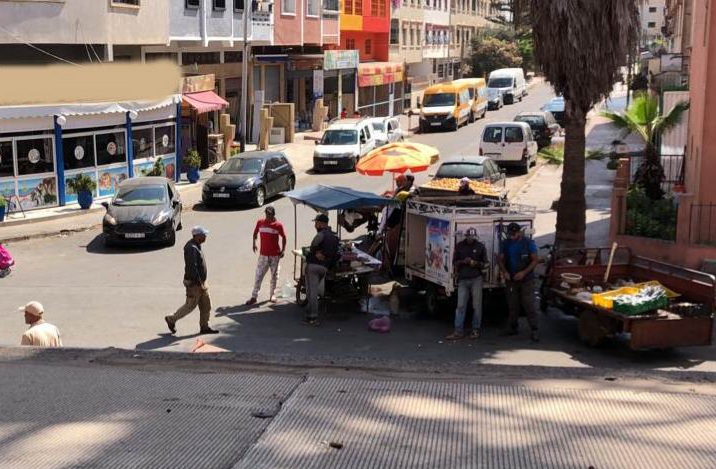 سكان حي ملك الشيخ بالجديدة يطالبون بتحرير الملك العمومي من باعة السمك والسردين