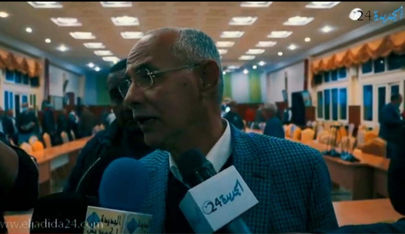 رئيس جماعة الجديدة وممثل شركة النظافة يتحدثان على هامش اللقاء التواصلي حول مشاكل النظافة بالمدينة