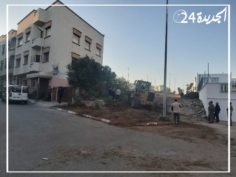 السلطات تشرف على هدم بناء عشوائي تم تشييده قبل 10سنوات بتجزئة كريمة بالجديدة.