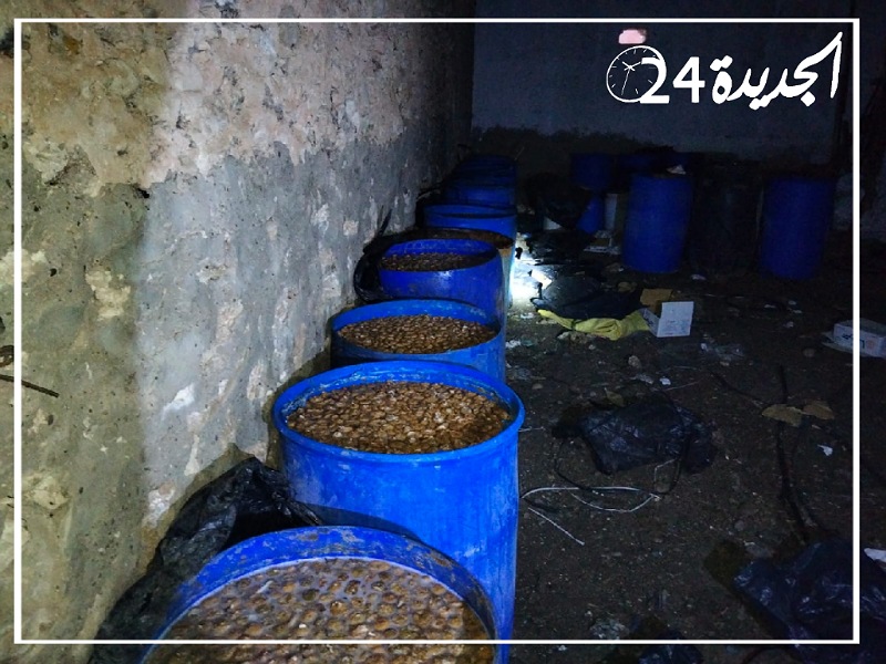 بالصور.. درك شتوكة يحجز طنين من التين المخمر داخل مصنع سري لصناعة 'الماحيا'