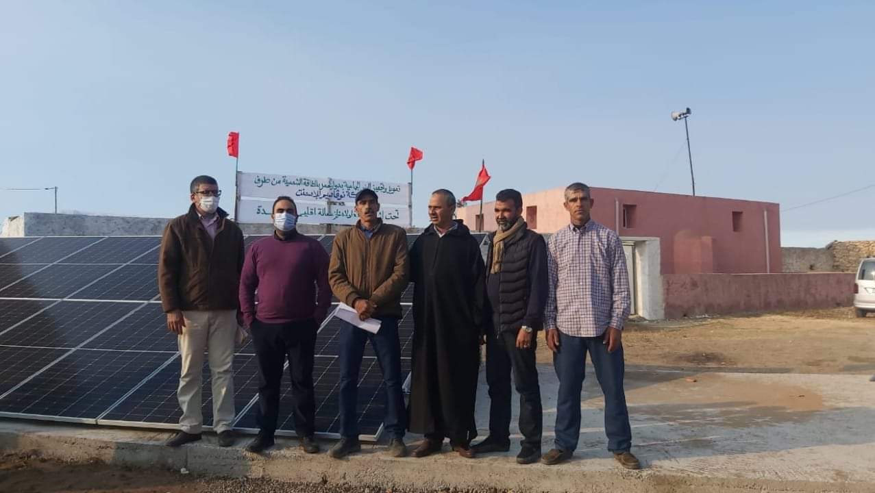 الشركة المشرفة على بناء معمل الإسمنت بأولاد غانم تجهز بئرا لساكنة دوار ''دار لحمر'' بجماعة أخديم