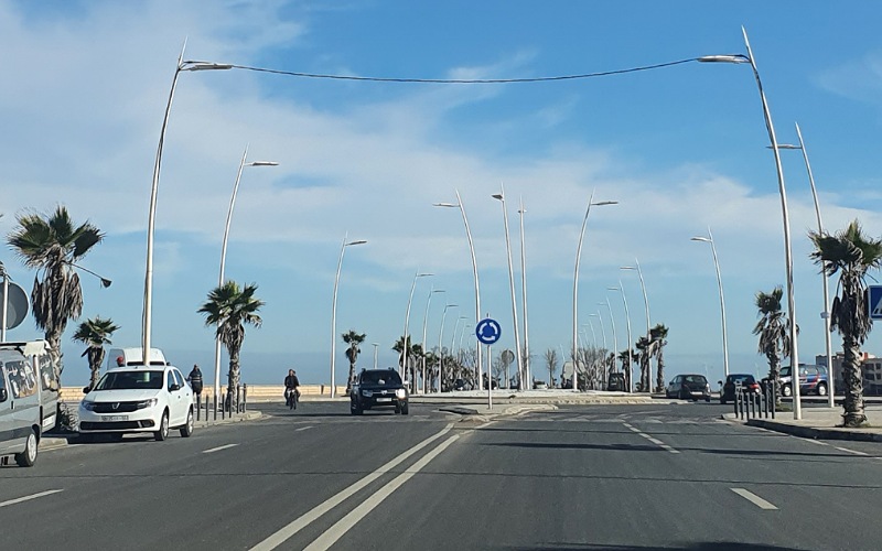 سخرية بالجديدة بعد تدخل تقني بدائي لصيانة الانارة العمومية في شارع كلفت تهيئته أزيد من 4 ملايير سنتيم