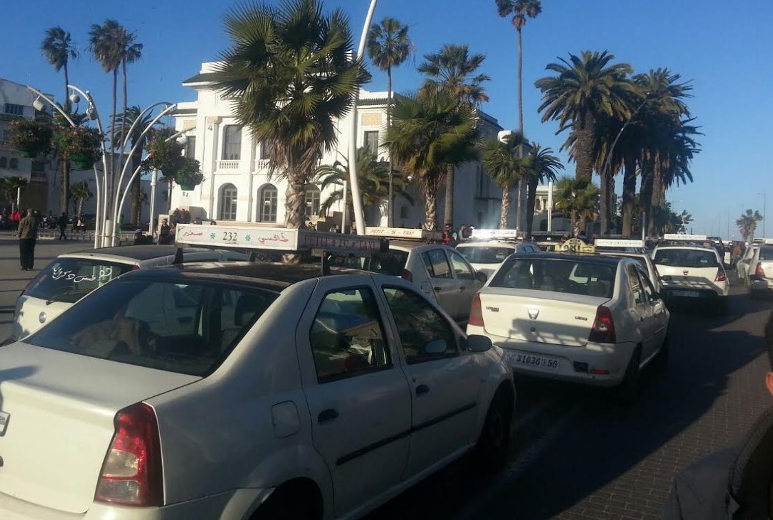 النقابات والجمعيات الممثلة لسيارات الأجرة الصغيرة تعلن تبرأها من ''أمين حرفة'' غير قانوني