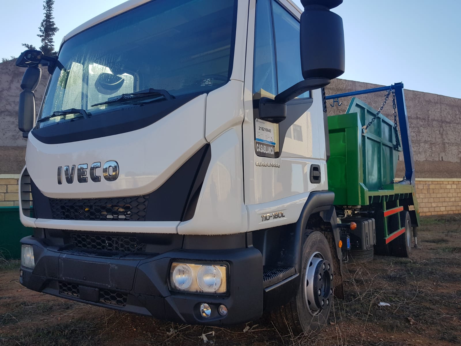 جماعة بولعوان تقتني شاحنة لنقل الأزبال وحاويات لجمع النفايات بمركز الجماعة