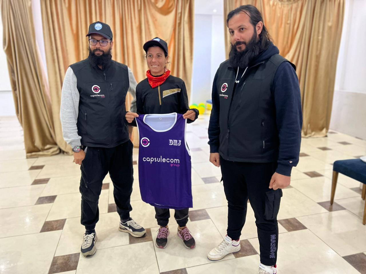 توزيع أقمصة  رياضية على عداءات وعداءي نادي الدفاع الحسني الجديدي لالعاب القوى،