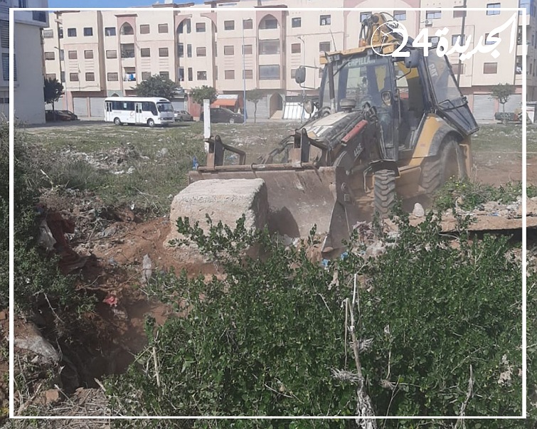 بالصور.. قائد الملحقة الإدارية الثالثة يشرف على ردم بئر مهجورة بحي المطار بالجديدة