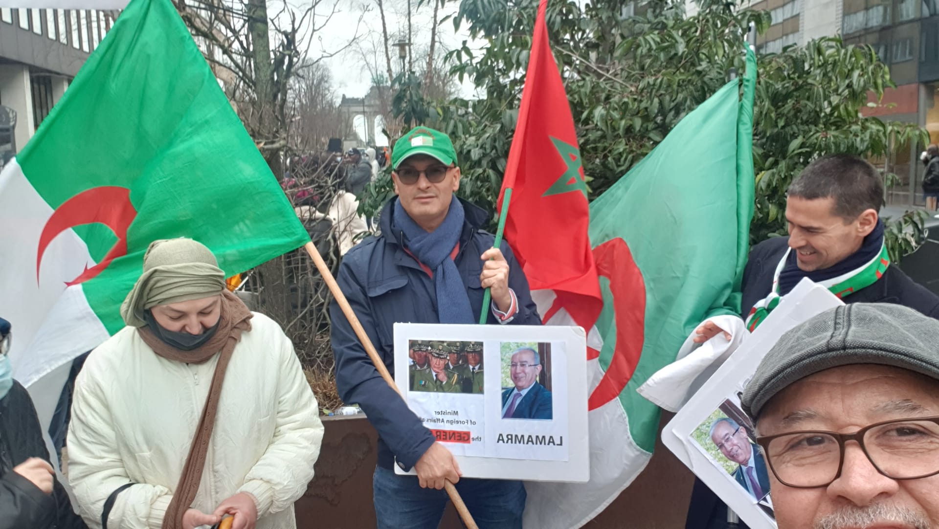 مغاربة وجزائريون 'خاوة خاوة' ينددون أمام مقر البرلمان الأوروبي باستقبال المجرم بن بطوش + فيديو