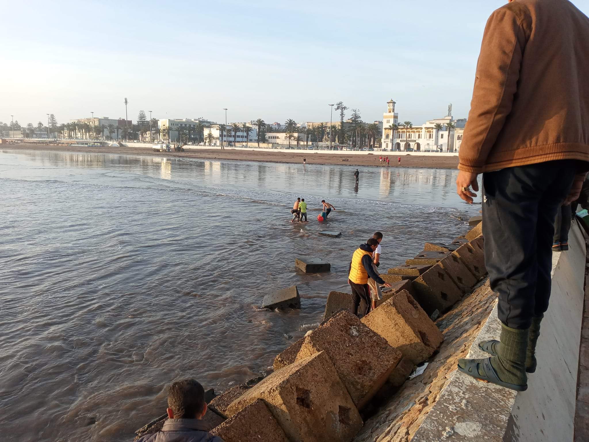 الجمعية المغربية لحقوق الإنسان تطالب بفتح تحقيق في فاجعة غرق 7 بحارة بساحل الجديدة