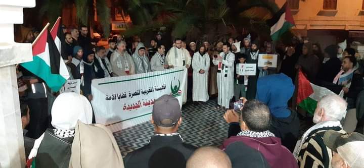 مواطنون ينظمون وقفة تضامنية مع فلسطين أمام مسجد الحكمة بالجديدة