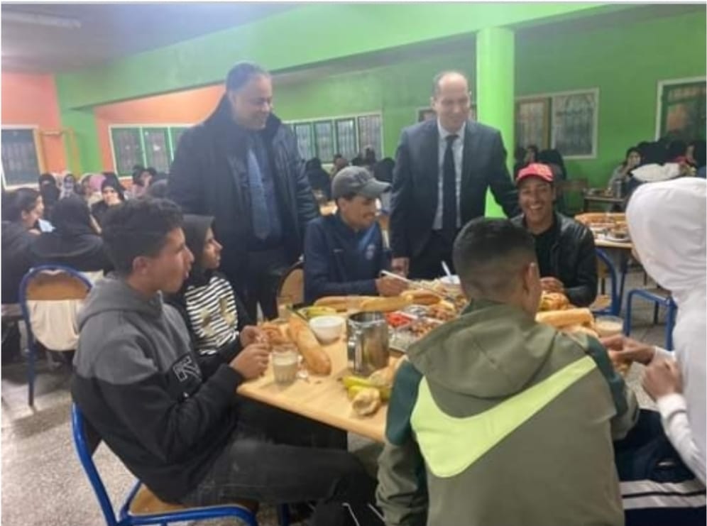 مدير الأكاديمية الجهوية يتناول وجبة فطور مع تلاميذ القسم الداخلي لثانوية الرازي بالجديدة