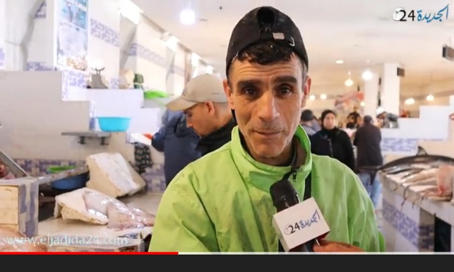 بعد الانخفاض الكبير في أسعاره.. الإقبال على شراء السمك بسوق السمك بميناء الجديدة