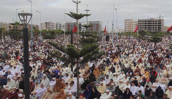 حشود المصلين يوم العيد أكبر رد على دعاة التحرر تحت مظلة الحداثة