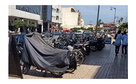 هيآت جمعوية ومدنية بالجديدة تطالب بوقف استغلال الرصيف موقفا للدراجات النارية بساحة الحنصالي