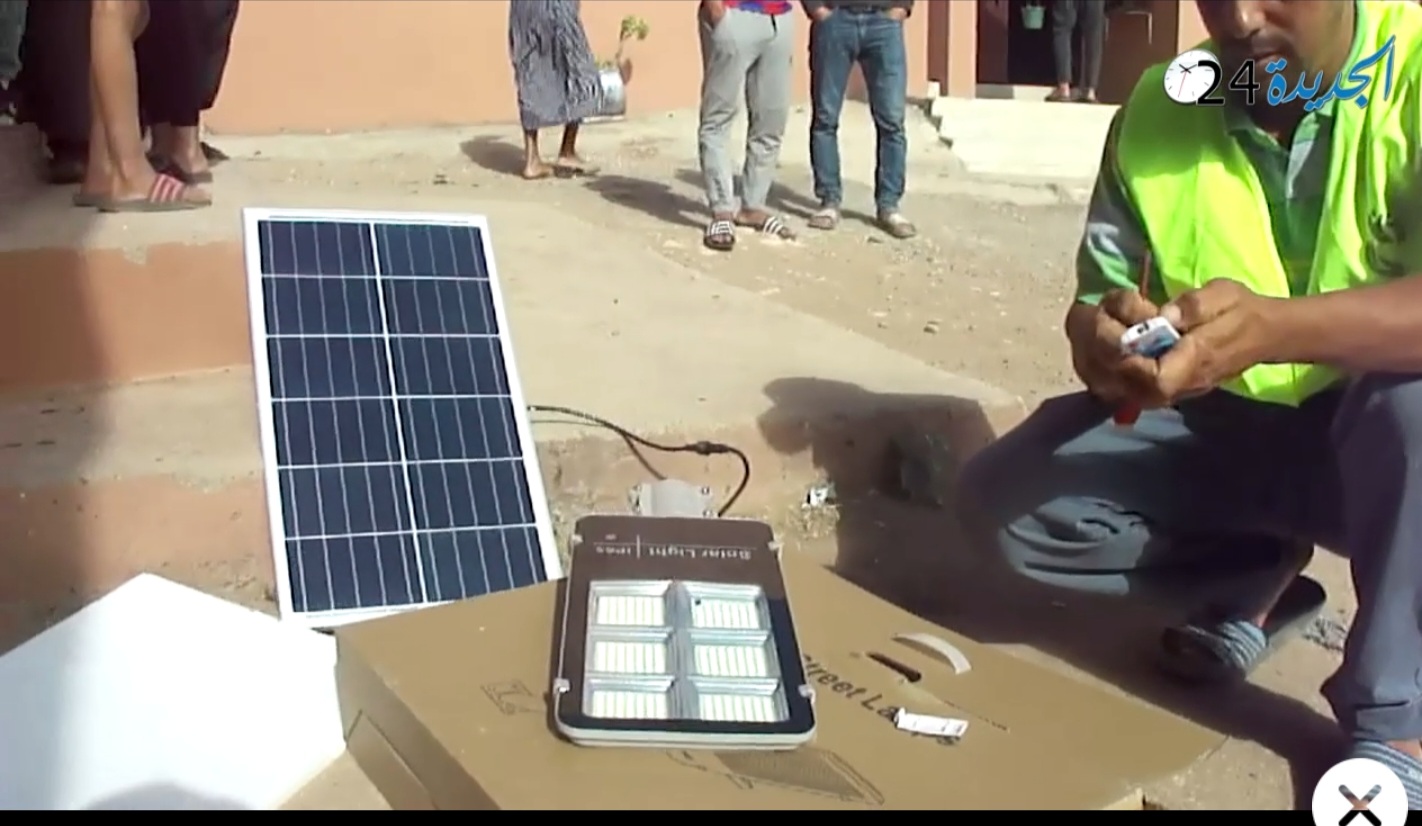 فيديو.. جمعويون يضيئون أزقة دوار بمصابيح الطاقة الشمسية ضواحي اولاد افرج