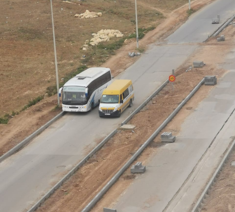 بطىء الاشغال وتضييق الطريق.. استياء واسع من طريقة تهيئة الشارع المؤدي الى محطة القطار بالجديدة