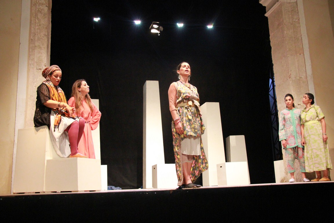 فرقة مسرح كلمات تقدم عرض مسرحية 'مارݣداش' بمدينة الجديدة