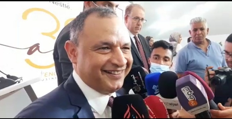 سابقة.. صحفي بالجديدة يجادل وزير الصناعة في زيارة رسمية.. والوزير يرد بلباقة وصرامة !