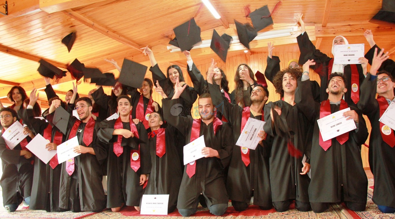 شاهد ... مؤسسة إصباح للتعليم الحر بالجديدة تفوز بالرتبة الأولى إقليميا شعبة علوم فيزياء خيار فرنسي للسنة الثانية على التوالي