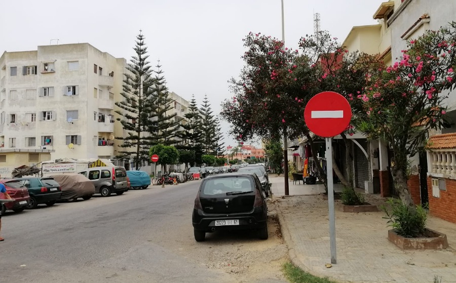 ساكنة اقامة نجمة الجنوب 2 بالجديدة تطالب السلطات بالتراجع عن قرار احداث علامة لمنع المرور