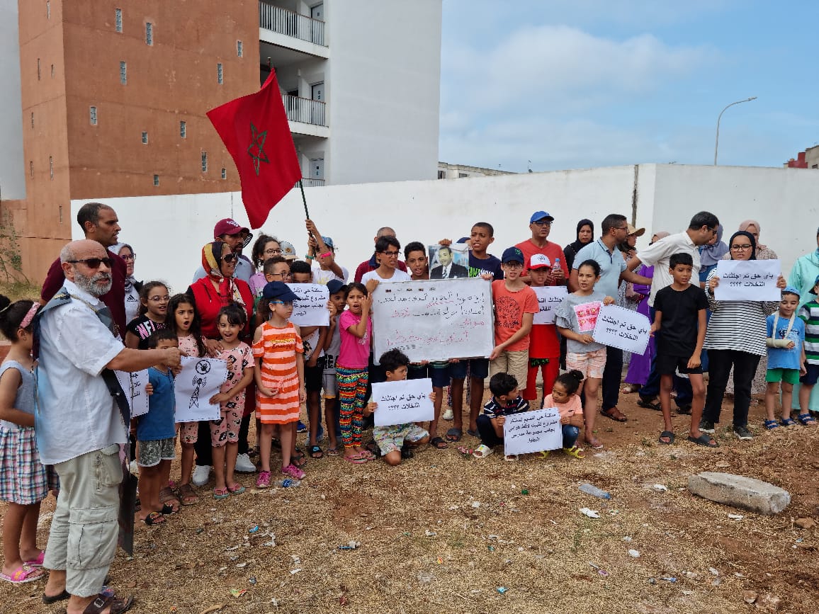 وقفة احتجاجية لجمعية آباء تلاميذ مؤسسة 'إلبيليا' تصديا لتثبيت لاقط هوائي