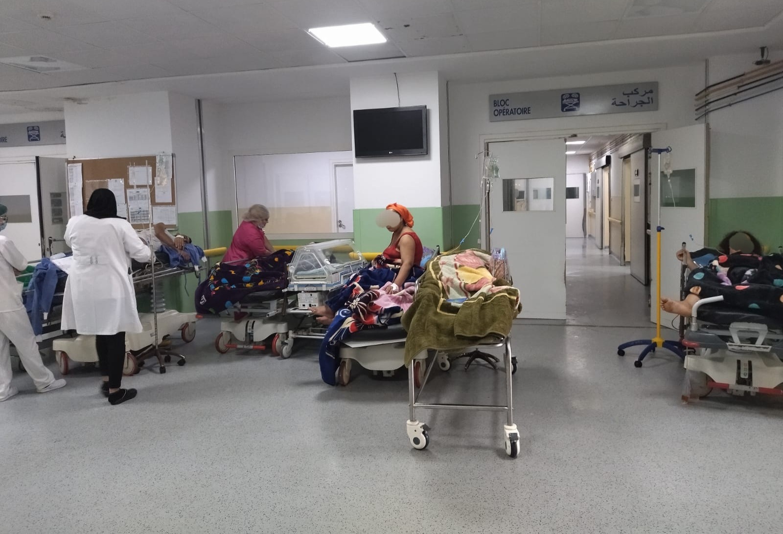 حامل تضع مولودها ومريضة تلفظ أنفاسها بالدرج إثر تعطل المصعد بمستشفى الجديدة