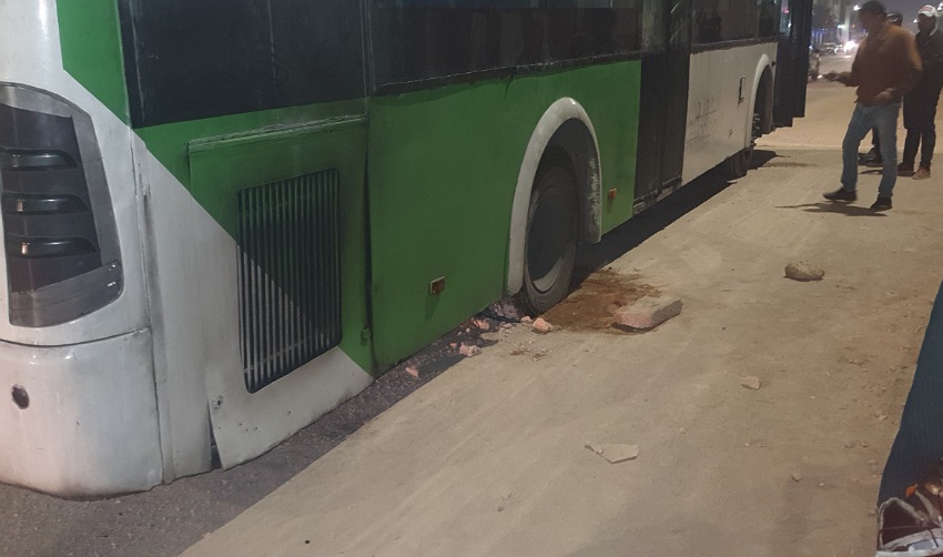 بالصور.. حفرة كبيرة للأشغال بشارع محمد الخامس تتسبب في تعثر حافلة للنقل الحضري بالجديدة