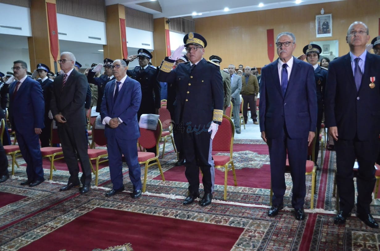 عامل إقليم الجديدة يدشن أول ظهور له بالبدلة الرسمية خلال مراسيم الإنصات للخطاب الملكي بمناسبة المسيرة الخضراء