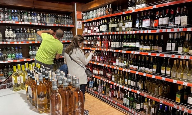 مع قرب افتتاح متجر للخمور بحي النجد بالجديدة.. مواطنون يتوجسون من التداعيات السلبية للمشروع