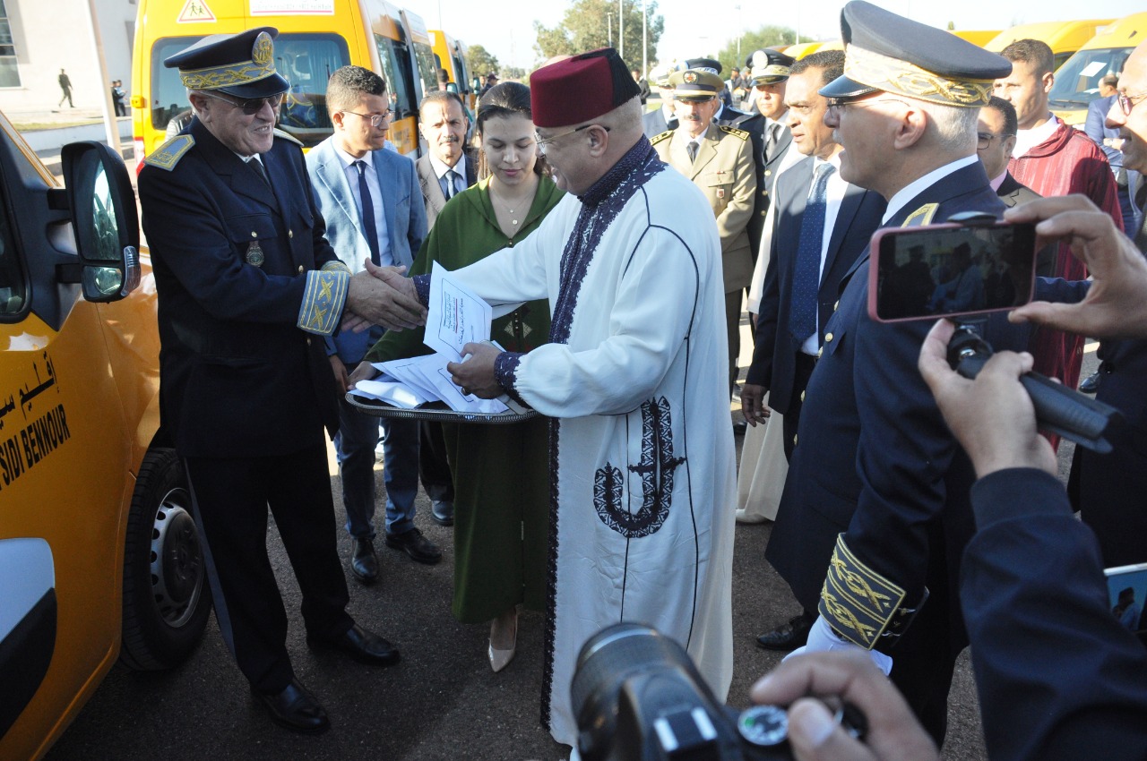 بالصور.. عامل إقليم سيدي بنور يوزع سيارات للنقل المدرسي في ذكرى عيد الاستقلال