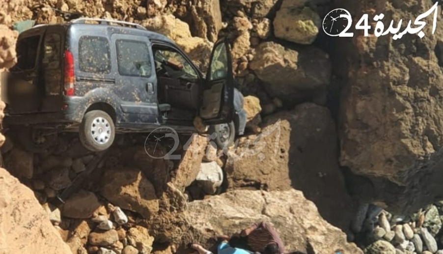 انتشال سيدة وجثة سائق من أنقاض عربة سقطت من أعلى الجرف الأصفر