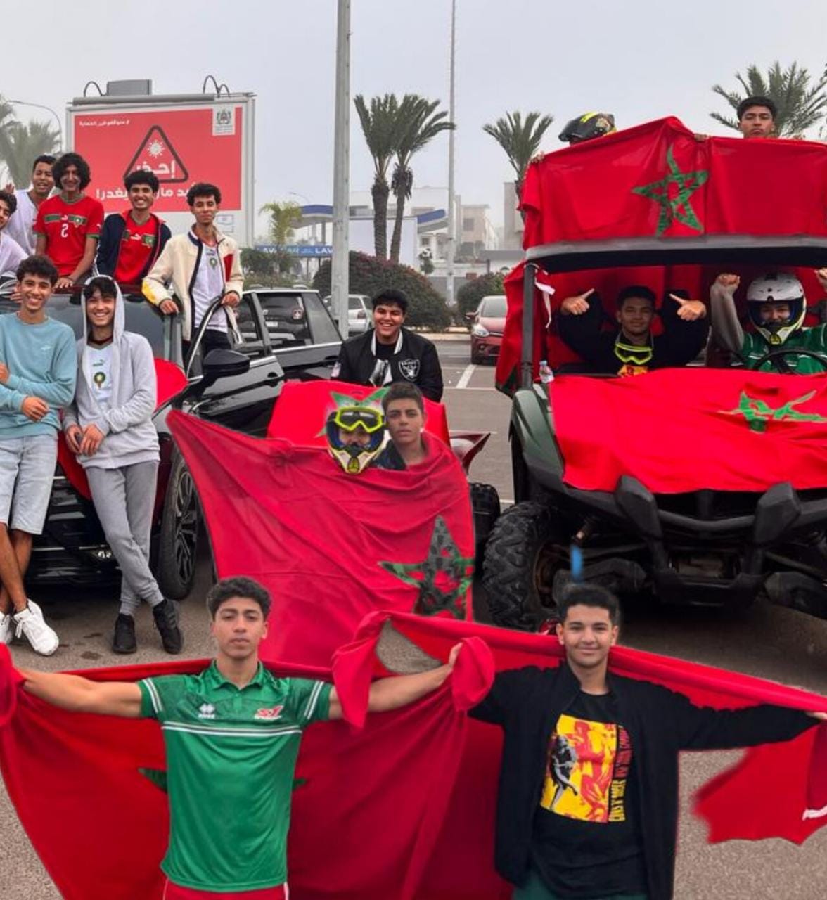 شباب الثانوية الفرنسية جون شاركو يعبرون عن فرحة الانتصار في جولات بين شاطئي سيدي بوزيد والحوزية
