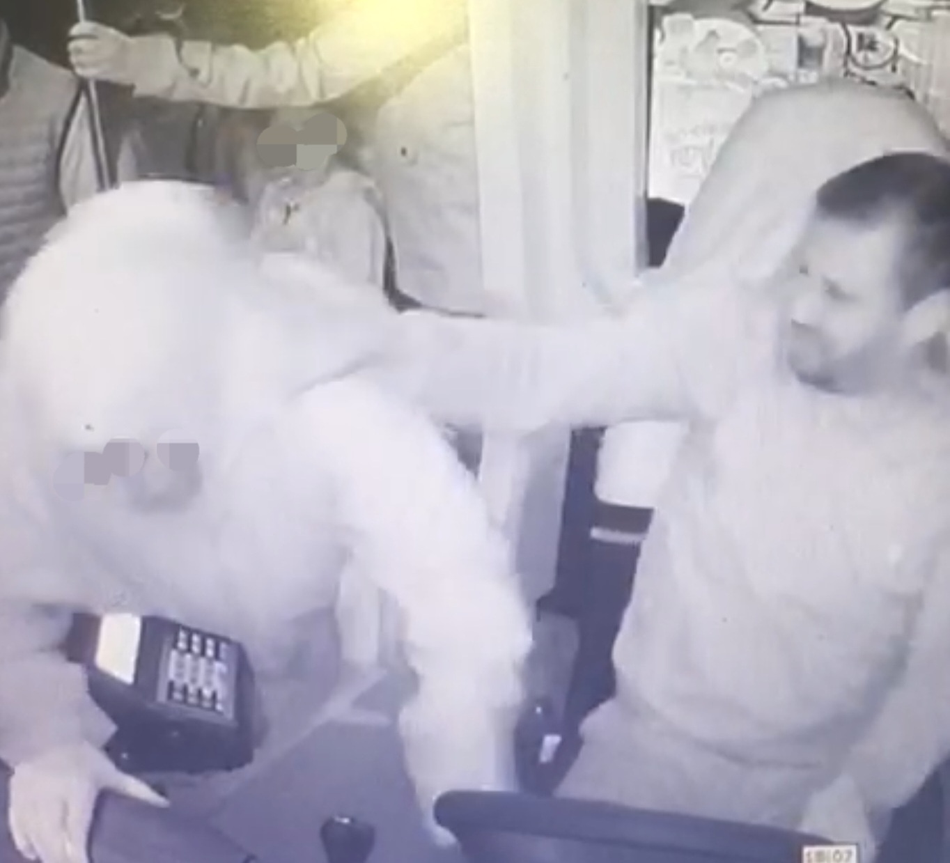 اطلاق سراح السيدة التي تسببت في حادثة سير خطيرة لحافلة النقل الحضري بعد تنازل الشركة عن المتابعة