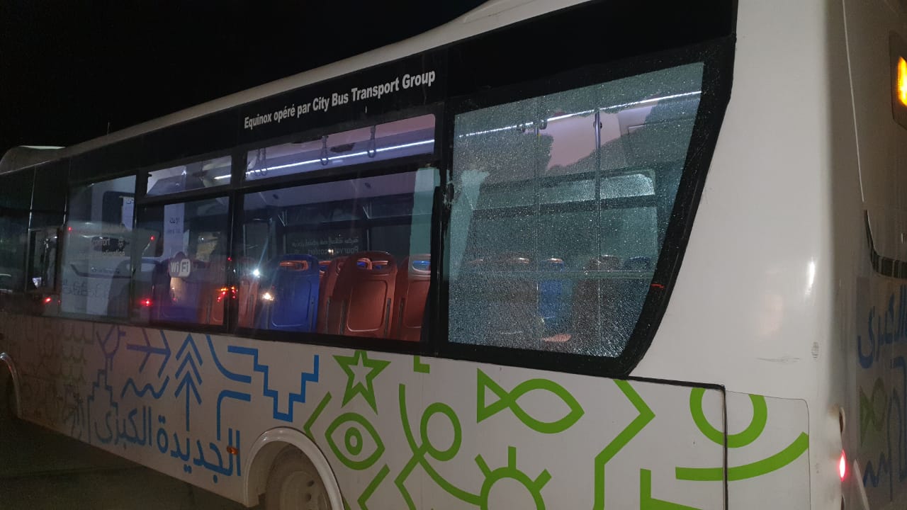 بالصور.. جانح يكسر حافلتين للنقل الحضري في محطة توقفهما بحي الغربة بالجديدة