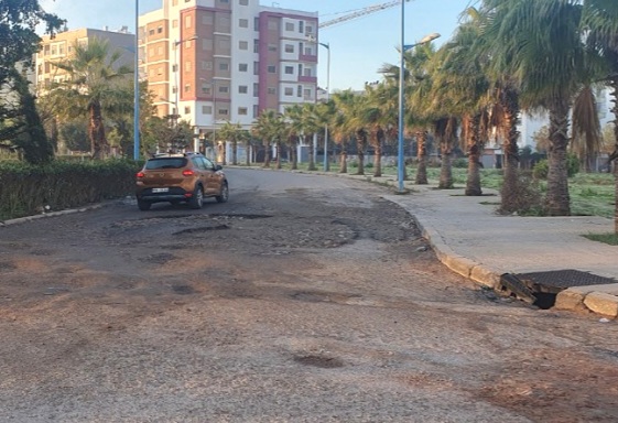 الشركة العامة العقارية تخصص 300 مليون سنتيم لإصلاح الحفر بحي المطار بالجديدة