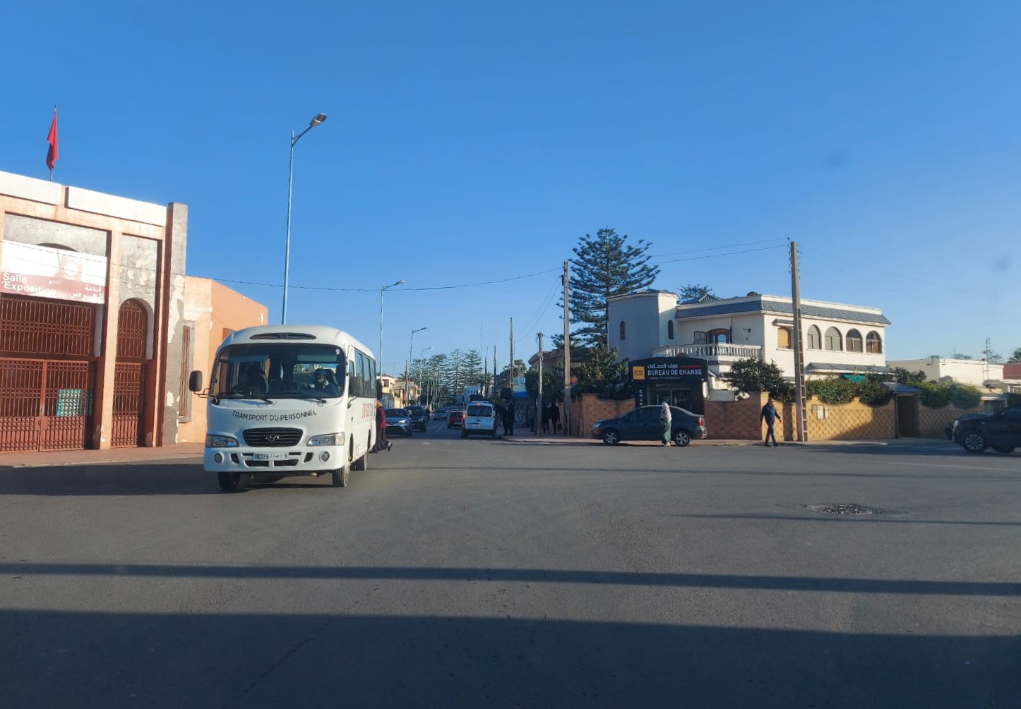 مختل عقلي اجنبي يعتدي على طفل ويحاول اقتحام مكتب للصرف بوسط الجديدة