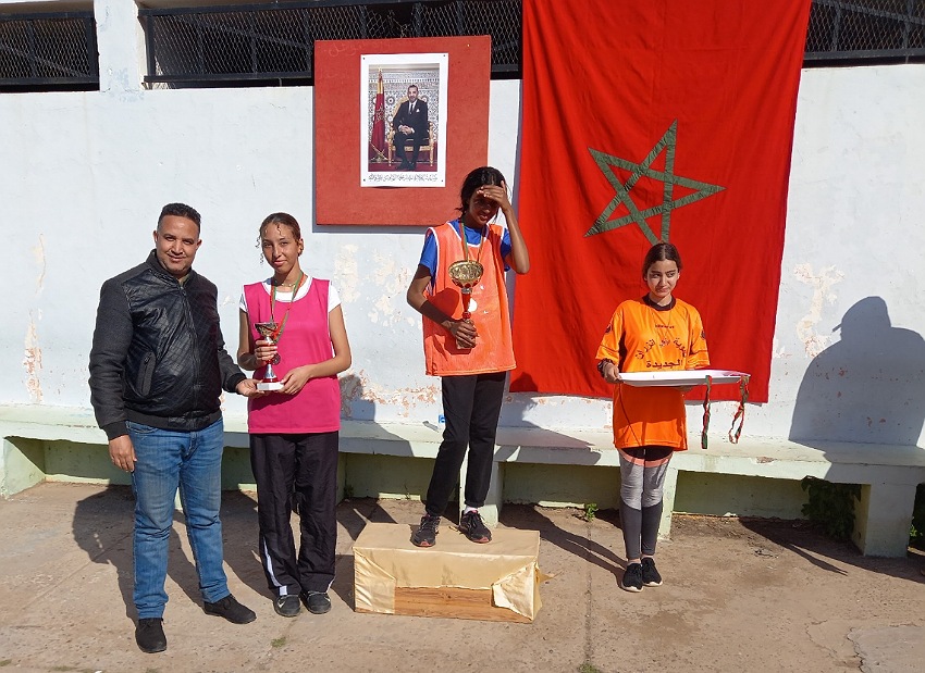 بالصور.. تلميذات ثانوية بئرانزران بالجديدة في سباق 'جري معنا' بمناسبة اليوم العالمي للمرأة