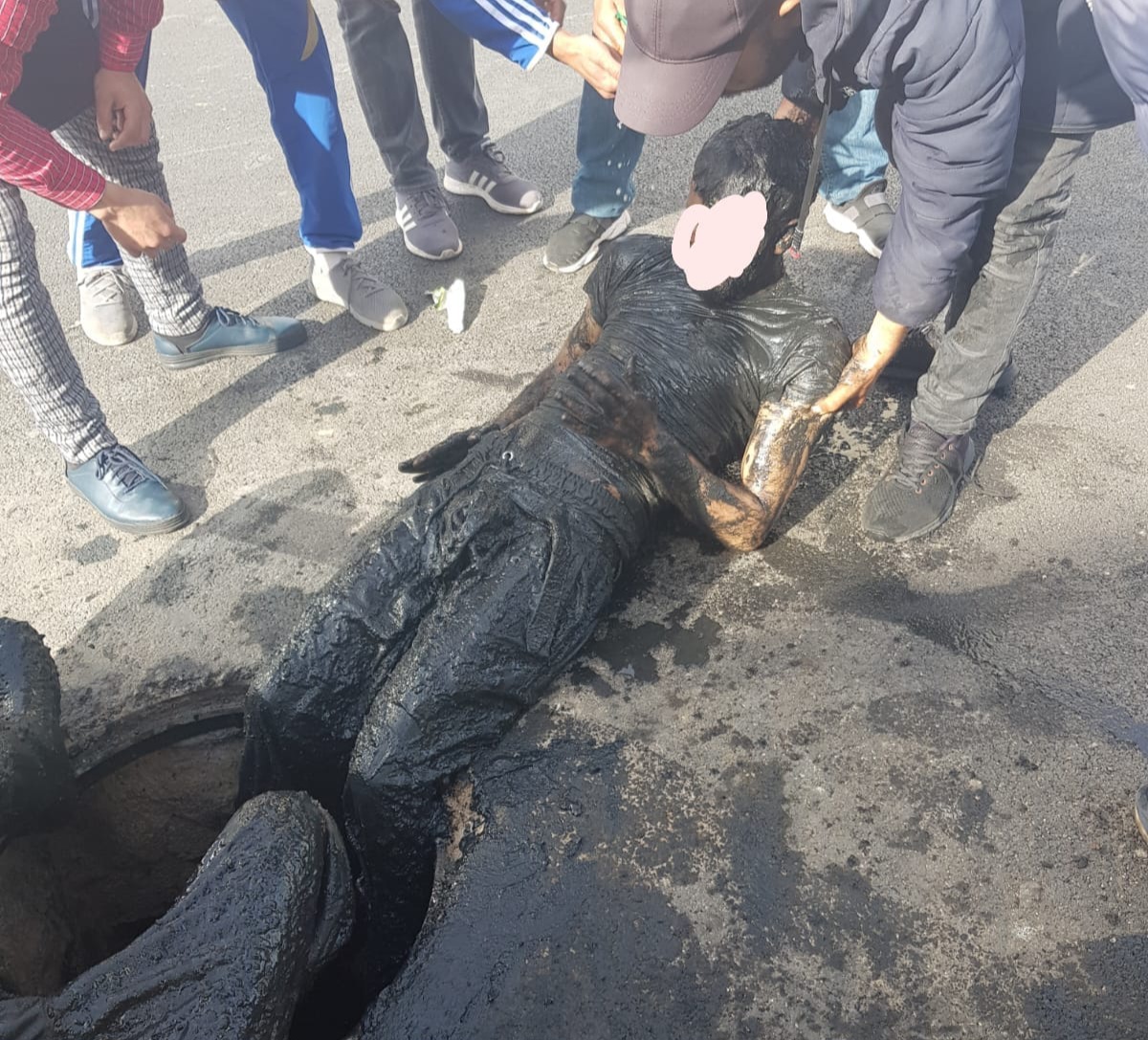 نجاة 3 عمال نظافة من الموت بعد سقوطهم داخل بالوعة للصرف الصحي بشارع محمد الخامس بالجديدة