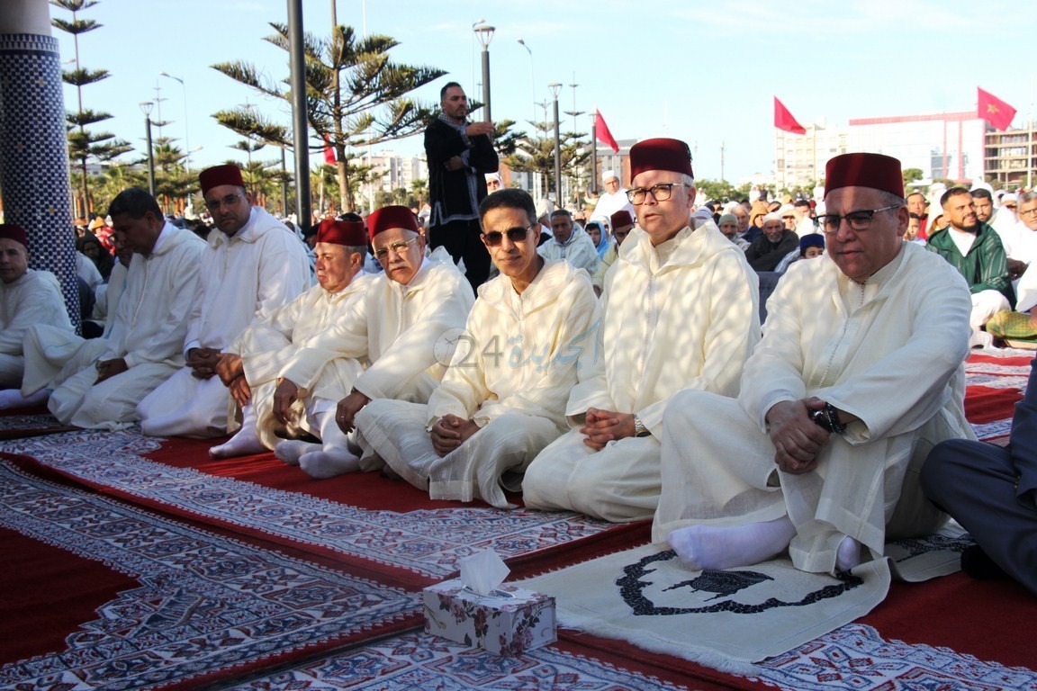 بالصور... عامل اقليم الجديدة  يؤدي صلاة عيد الفطر مع جموع المصلين وسط تبادل التهاني والتبريكات