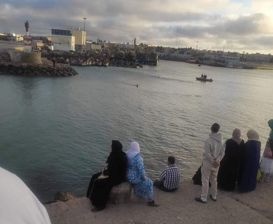 الظلام يوقف عمليات البحث عن طفل غريق بمسبح المون بميناء الجديدة