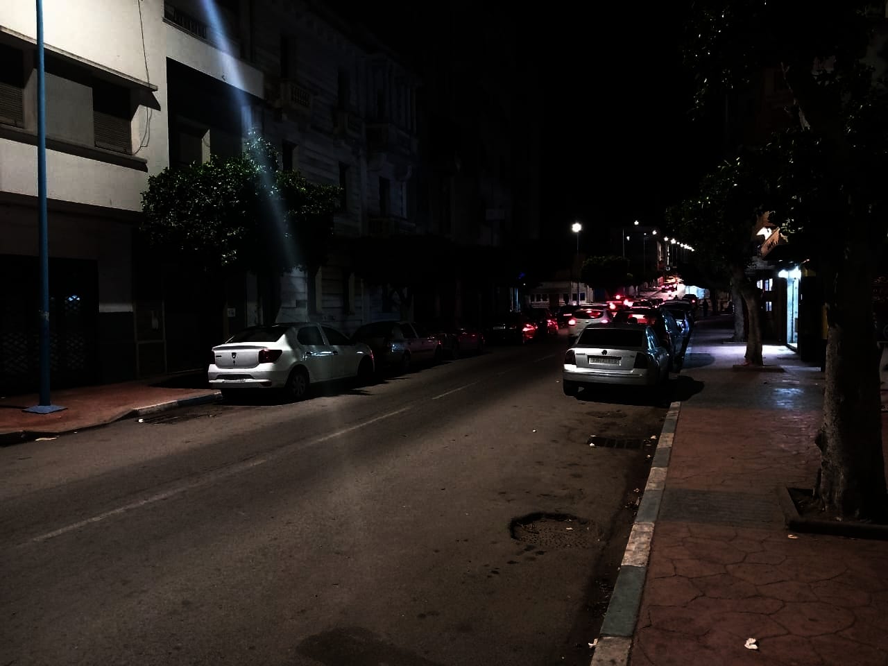 ضعف الانارة العمومية بشارع الحسن الثاني بالجديدة يثير غضبا وسط السكان والمهنيين