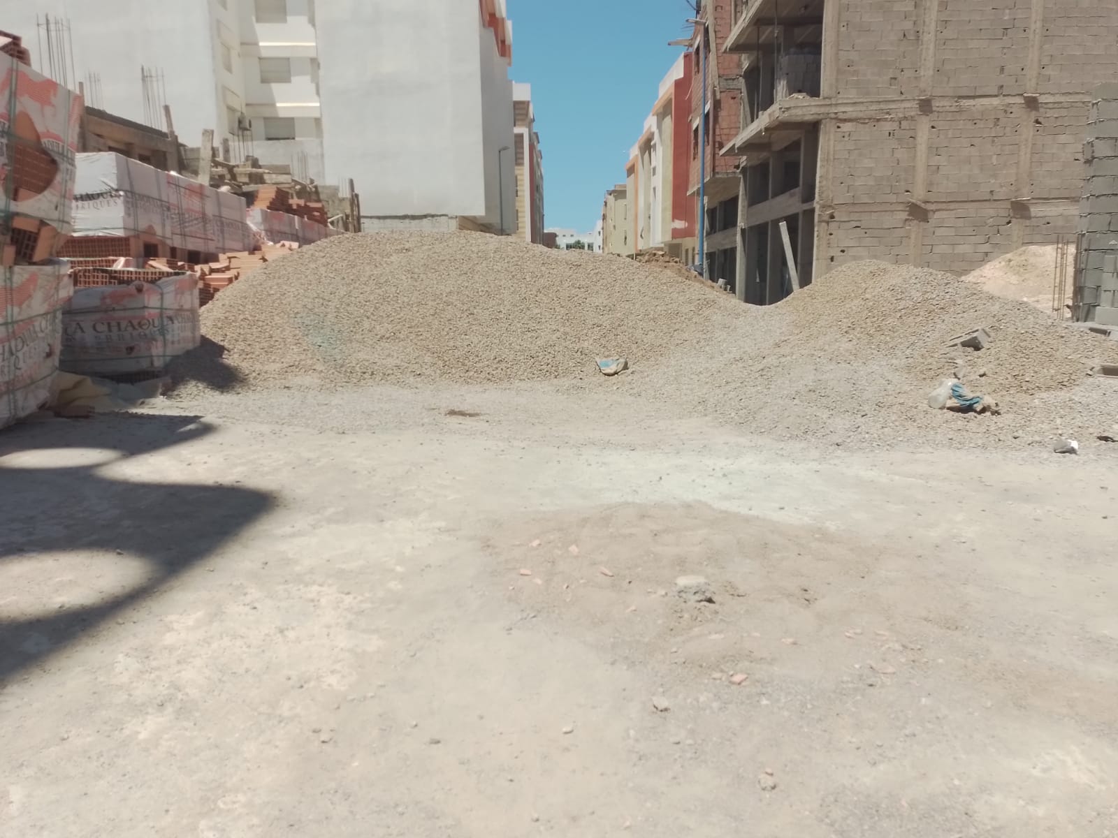 مقاولون يقطعون الطريق في وجه المارة لتشييد شقق باهضة الثمن بالجديدة