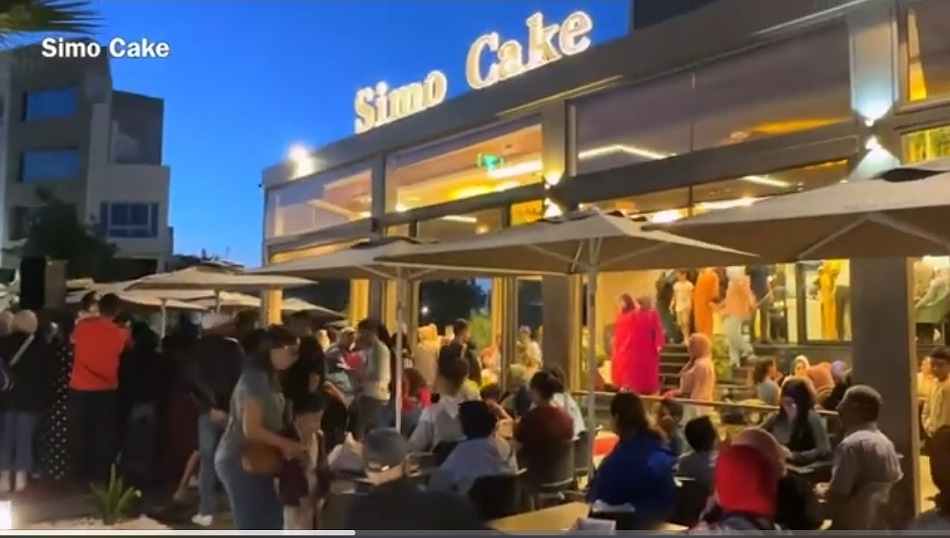 ''السيمو كايك'' .. أشهر صناع الحلويات بالجديدة يفتتح مخبزة ومقهى فاخرة بحي المطار