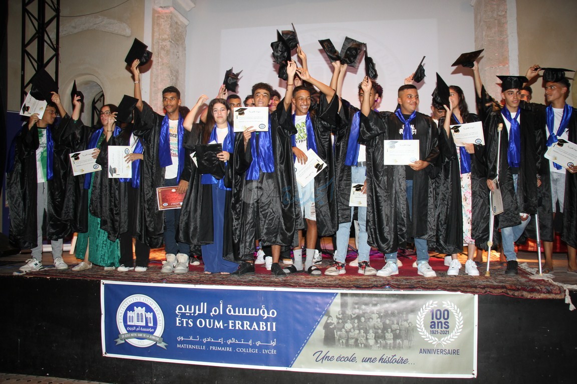 بالصور ... مجموعة مدارس أم الربيع الخاصة بالجديدة تنظم حفل التميز لتلامذتها المتفوقين والمتفوقات