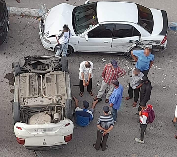 على طريقة أفلام الأكشن .. إنقلاب سيارة أجرة صغيرة بحي المطار بوسط الجديدة