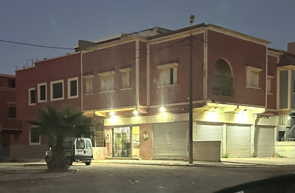 متجر لبيع الخمور يتحدى السلطات و القانون و يواصل العمل حتى منتصف الليل  بسيدي اسماعيل