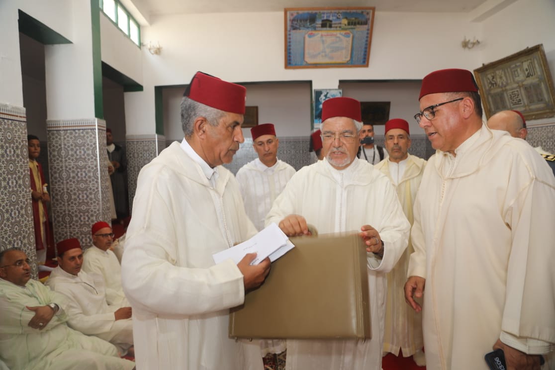 سعد الدين السميج ممثل الحجابة الملكية يشرف على مراسيم تسليم الهبة الملكية السامية للشرفاء الأمغاريين