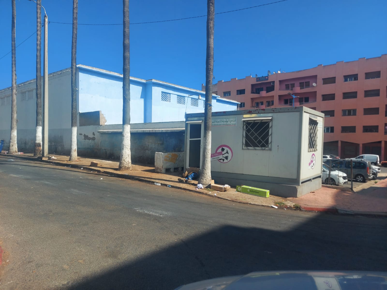 كشك منجز في إطار المبادرة الوطنية للتنمية البشرية بالجديدة يتحول إلى مرتع للمتشردين ومدمني الكحول