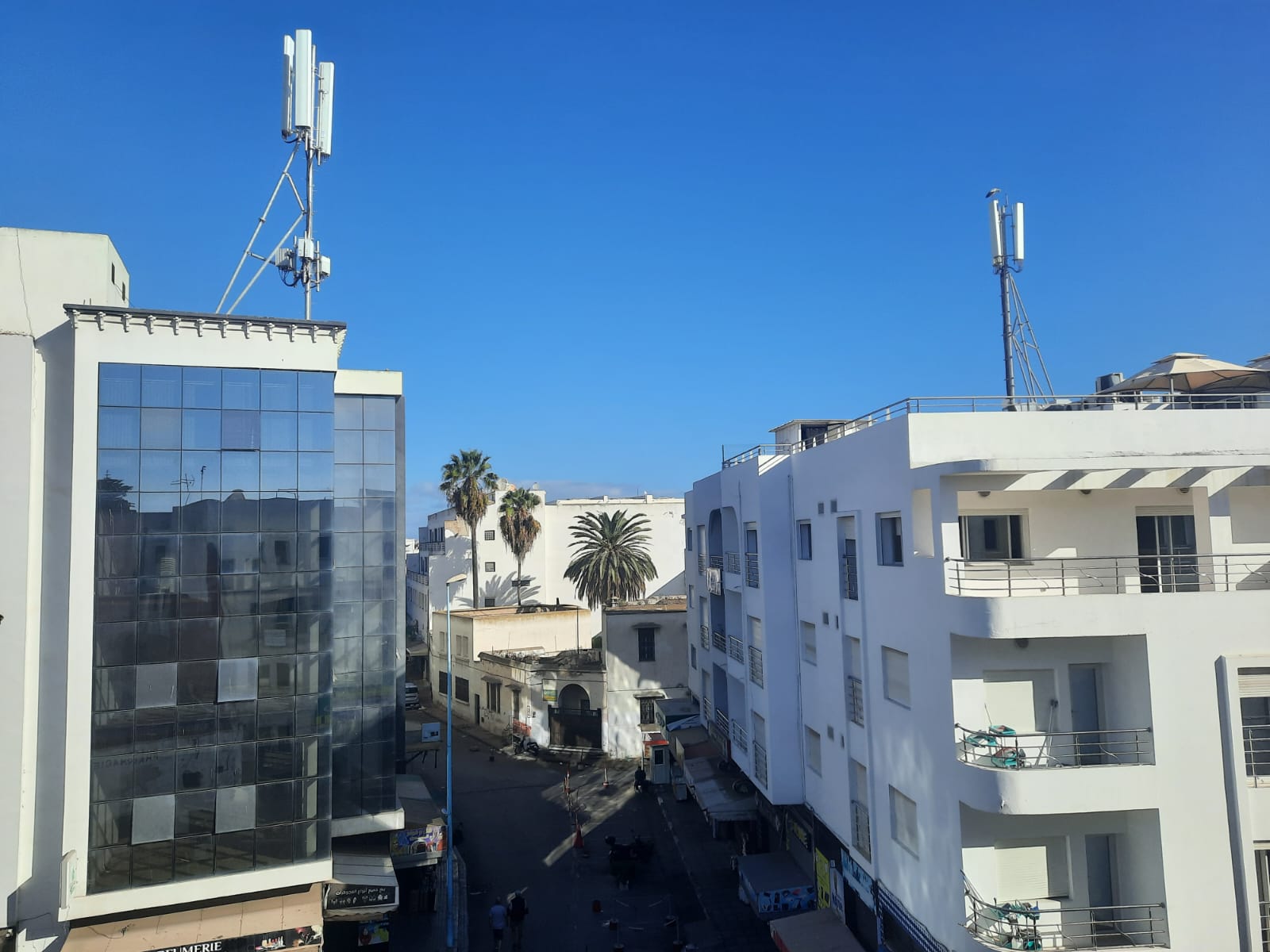 الساكنة تحتج على نصب لاقط هوئي فوق سطح عمارة بشارع الحسن الثاني بالجديدة