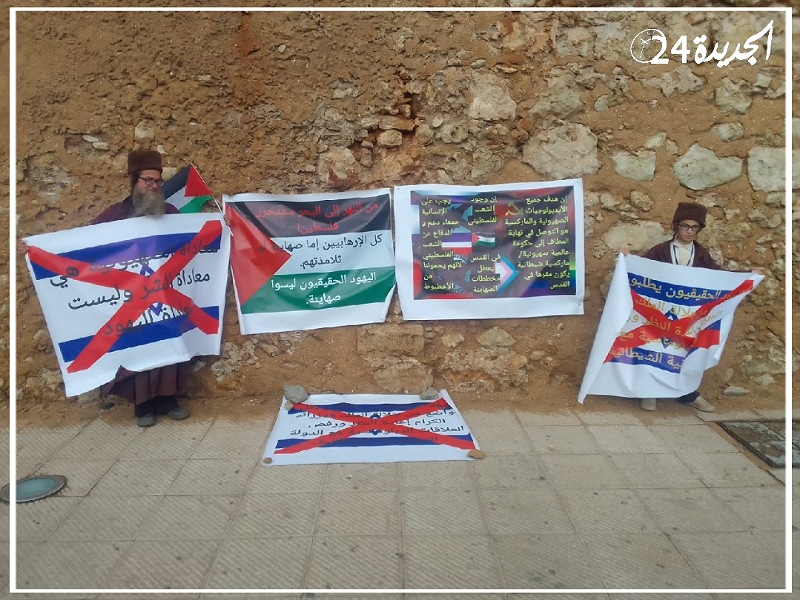 من أمام بوابة الحي البرتغالي بالجديدة مواطن يهودي وابنه ينددان بمجازر دولة الاحتلال